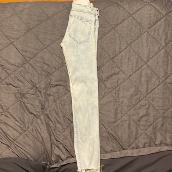 H&M light wash skinny jeans - Picture 3 of 6